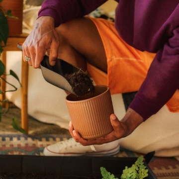 FISKARS URBAN Маленькая садовая лопатка для пересадки растений в сад.