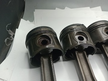Поршень с шатуном 2.0 D M47T BMW E46 E60 E90 X5 E83 E39