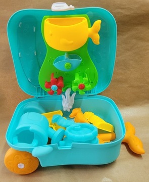 ЧЕМОДАН НА КОЛЕСАХ С ПЕСОЧНЫМИ ИГРУШКАМИ, МЕЛЬНИЦОЙ, ЛЕЙКОЙ, ПЛЯЖНЫМИ ФОРМАМИ