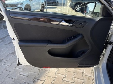 Volkswagen Jetta VI Sedan Facelifting 1.4 TSI 125KM 2016 Volkswagen Jetta 1.4TSI 125KM Comfortline (Salon P, zdjęcie 10