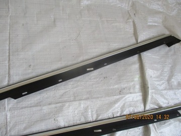 Уплотнитель скребка с полосой Audi A4 8D0853284