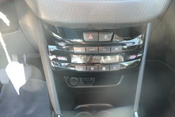 Peugeot 2008 I SUV Facelifting 1.2 PureTech 110KM 2018 Peugeot 2008 ROK 2018 POJ 1199 110 KM, zdjęcie 16