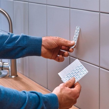 Регулируемый самоклеящийся гвоздь для плитки Tesa.