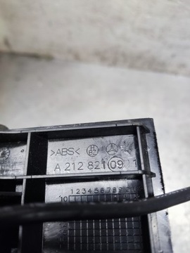MERCEDES E TŘÍDA W212 HNÍZDO USB AUX A2128210911