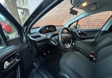 Peugeot 208 I Hatchback 5d Facelifting 1.2 PureTech 82KM 2017 Peugeot 208 Nawigacja Niski Przebieg Alu Gwarancja w cenie Warszawa VRVD, zdjęcie 6