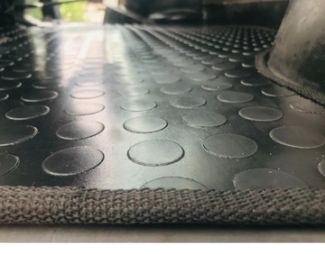 Резиновый коврик в салон New Holland T4.