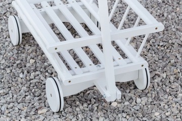 Большая деревянная тележка-лестница с резиновыми колесами, белый сад