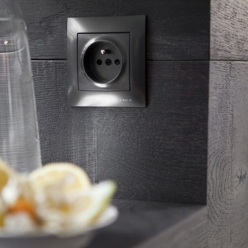 SIMON 54 Тройная рама антрацитового цвета