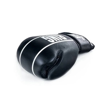 Черные кожаные боксерские перчатки для соревнований.