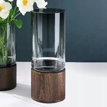 Вазы из прозрачного стекла на деревянной основе.