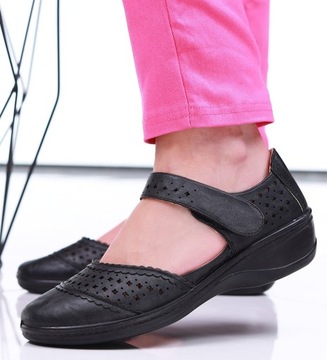 Czarne półbuty damskie Ażurowe buty zapinane na rzepy 16357 41