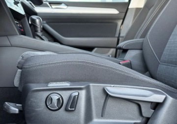 Volkswagen Passat B8 Variant Facelifting 1.5 TSI EVO 150KM 2022 Volkswagen Passat Reflektory LED FrontLane Assist ACC Salon PL FVAT23, zdjęcie 23