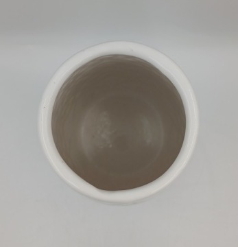 Керамическая ваза белого цвета