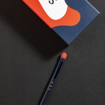 Синтетическая мягкая кисть для растушевки теней.