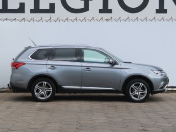 Mitsubishi Outlander III SUV Facelifting 2015 2.2 DI-D 150KM 2016 Mitsubishi Outlander 2.2 DI-D, 4X4, 7 miejsc, zdjęcie 5