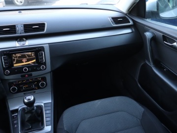 Volkswagen Passat B7 Variant 1.6 TDI CR DPF BlueMotion 105KM 2011 VW Passat 1.6 TDI, Navi, Klima, Klimatronic, zdjęcie 7