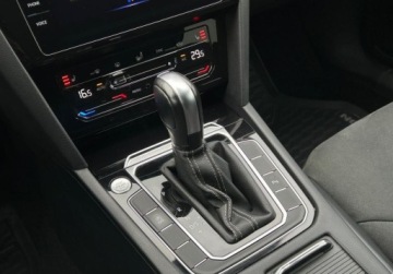 Volkswagen Arteon Fastback Facelifting 2.0 TSI 190KM 2021 Volkswagen Arteon Shooting Brake R-Line Pakiety, Podgrzewane 4 fotele, AC, zdjęcie 16
