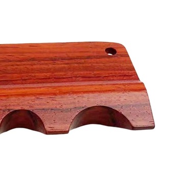 Противоскользящий держатель для бильярдного кия на столе.