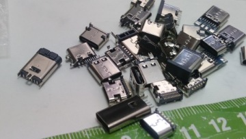 Набор из 30 различных разъемов USB-C типа C.