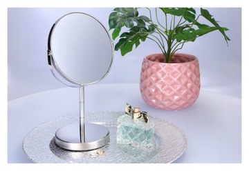 Двустороннее серебряное зеркало для макияжа.