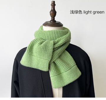 Ciepły szalik z dzianiny w jesienno-zimowym kolorze