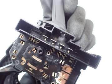 MINCE PŘEPÍNAČ PÁSEK KOMBINOVANÝ 2Q0959653 VW TAIGO 23R