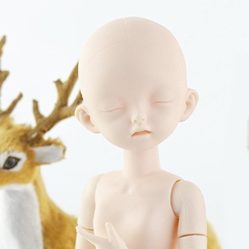 Набор кукольных голов с закрытыми глазами и суставами.