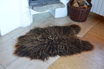 Вьющиеся волосы на острове овчины разных цветов