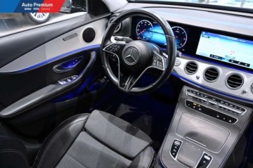 Mercedes Klasa E W213 Limuzyna Facelifting 2.0 E220d 194KM 2022 Mercedes-Benz Klasa E 220dFV23Reflektory LED StatyczneOswietlenie Ambiente, zdjęcie 12