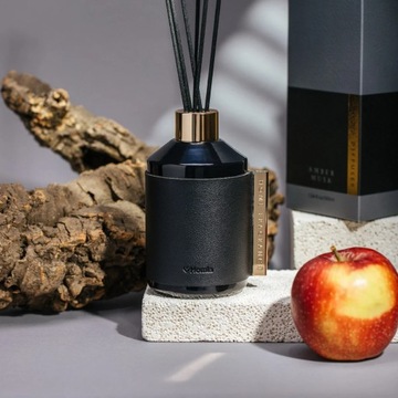 SLEEK LEATHER Ароматический диффузор Amber Musk 200 мл HOMLA