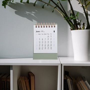 Небольшой настольный календарь.