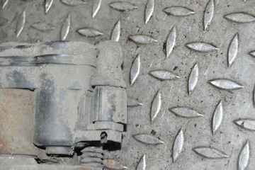 BMW 5 F10 520D 2010 RHD ZADNÍ LEVÝ TŘMEN BRZDOVÝ Z BOK