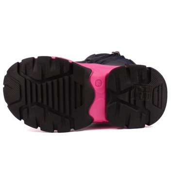 Снежные ботинки девушки изолировали зимню