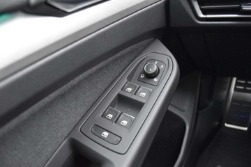 Volkswagen Golf VIII Variant 1.0 TSI 110KM 2023 Volkswagen Golf SalonPL 110KM Life Variant Pakiety Podgrzew.KierownicaFot, zdjęcie 26