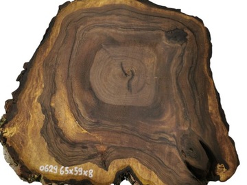Срез древесины грецкого ореха 65x59x8 см, большой выбор смолы