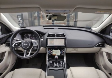 Jaguar XE Sedan Facelifting 2.0 i4P 300KM 2021 Jaguar XE XE MY22 2.0 I4 300 PS AWD Auto S 2.0 Benzyna 300KM, zdjęcie 2