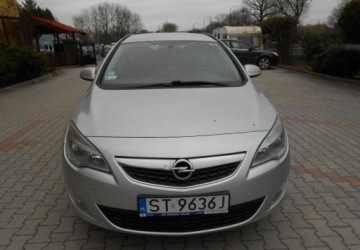 Opel Astra J Sports Tourer 1.7 CDTI ECOTEC 110KM 2011 Opel Astra Opel Astra J 1.7 Diesel 110KM, zdjęcie 1