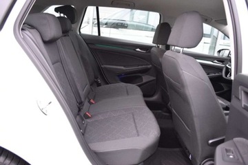 Volkswagen Golf VIII Variant 1.0 TSI 110KM 2023 Volkswagen Golf SalonPL 110KM Life Variant Pakiety Podgrzew.KierownicaFot, zdjęcie 36