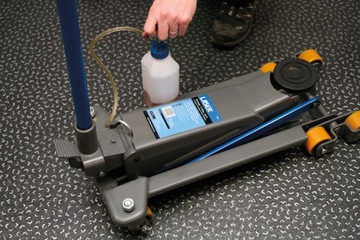 LASER Tools Насос/наполнитель с баком емкостью 1 л для жидкостей, масла, топлива