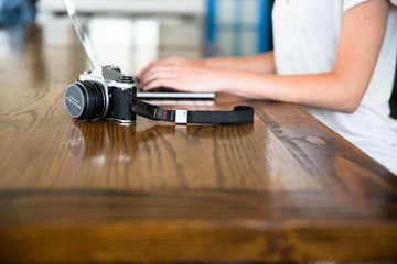 Ремешок Peak Design Cuff Ash на запястье v3