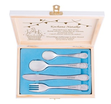 ПОДАРОК ​​НА ОДИН ГОД С ГРАВИРОВКОЙ СТОЛОВЫЕ ПРИБОРЫ ДЛЯ ДЕТЕЙ В КОРОБКЕ И ОТКРЫТКЕ