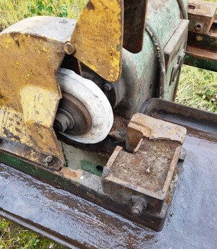 Стационарный двухдисковый шлифовальный станок для мастерской. большой