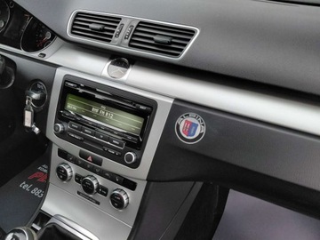 Volkswagen Passat B7 Variant 2.0 TDI CR DPF BlueMotion 140KM 2014 Volkswagen Passat Grzane fotele Klimatronik 2xPDC Alu Tempomat Hak 2.0, zdjęcie 12