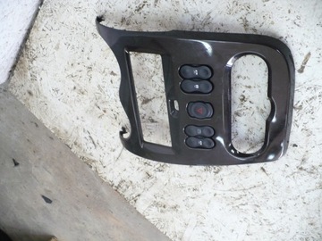 DACIA SANDERO I RAMKA KONSOLA PANEL RADIA 8200739438