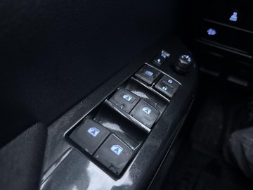 Toyota Hilux VIII Podwójna kabina 2.4 D-4D 150KM 2020 Toyota Hilux 2.4 D-4D Double Cab SR5 4x4 2.4 D-4D, zdjęcie 19