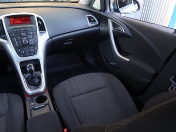 Opel Astra J Hatchback 5d 2.0 CDTI ECOTEC 160KM 2010 Opel Astra 2.0 CDTI, Klima, Tempomat, Parktronic, zdjęcie 7