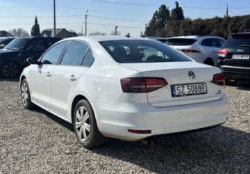 Volkswagen Jetta VI Sedan Facelifting 2.0 TDI 110KM 2016 Volkswagen Jetta Polski salon 2.0 Diesel 110KM, zdjęcie 3
