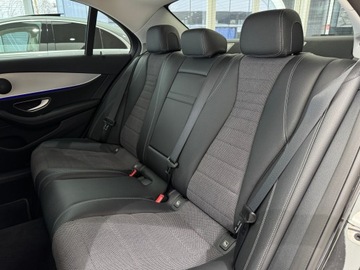 Mercedes Klasa E W213 Limuzyna Facelifting 2.0 E220d 194KM 2021 Mercedes-Benz E 220 4-Matic AMG/Avantgarde / 1 wła, zdjęcie 11