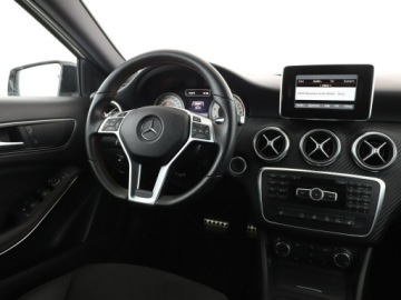 Mercedes Klasa A W176 Hatchback 5d Facelifting 180 122KM 2015 Mercedes A 180 automat skóra/alcantara bi-xenon, zdjęcie 15