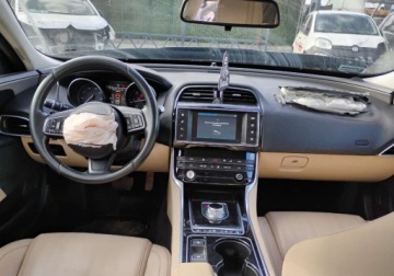 Jaguar XE Sedan 2.0 i4 180KM 2016 Jaguar XE 2016r. SALON POLSKA. 2.0 DIESEL. AUTOMAT.Uszkodzony lewy przod., zdjęcie 5